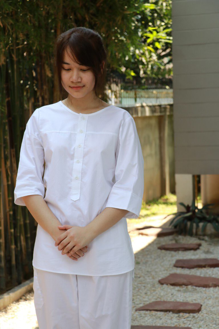 ชุดขาวไปวัด